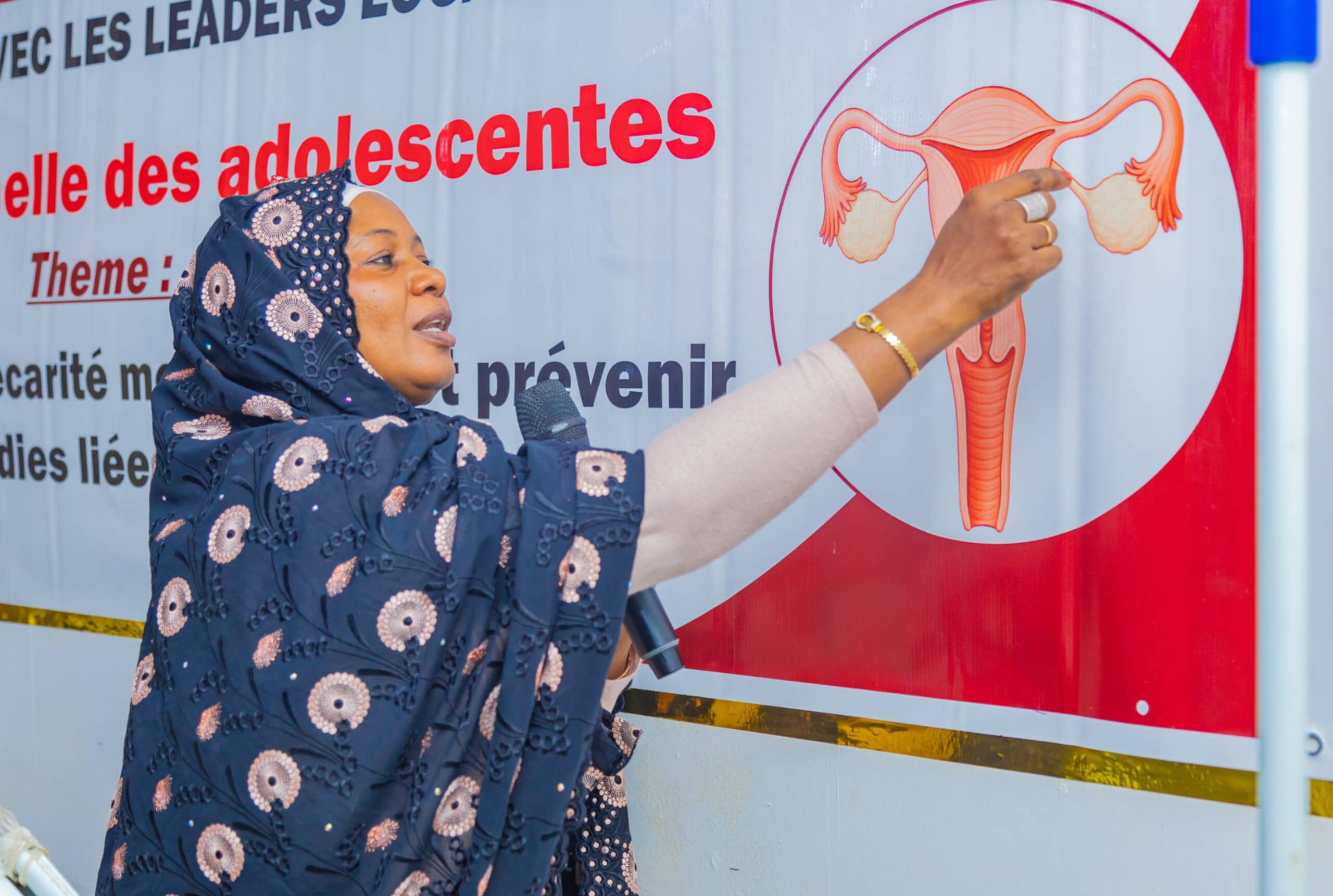 Fachinput Eine Frau zeigt auf eine Illustration des weiblichen Unterleibs.