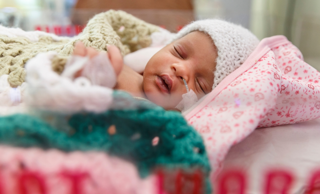 Förderung sicherer Geburten Nahaufnahme eines Baby mit Sauerstoffschlauch.