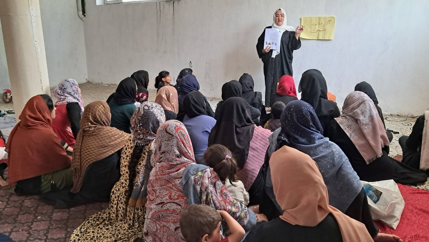 Frauen sitzen zusammen in einer Selbsthilfegruppe im Rahmen des Projekts "Frauen stärken Frauen" in Afghanistan.