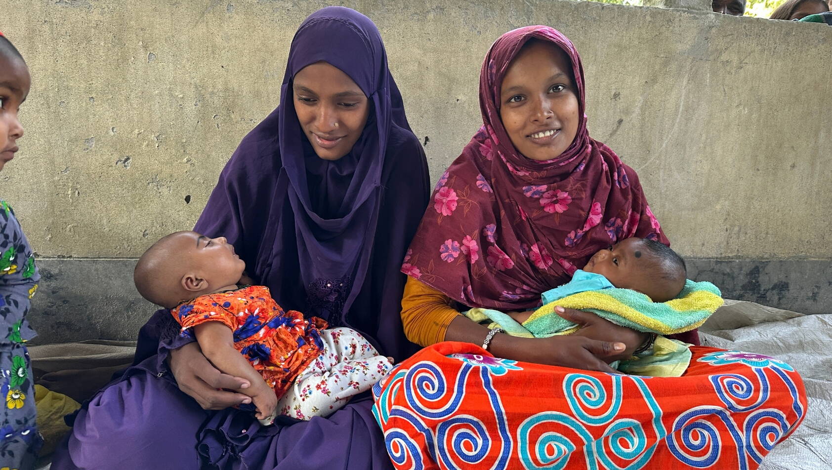 Zwei Teenagermütter mit ihren Kindern in Bangladesch.