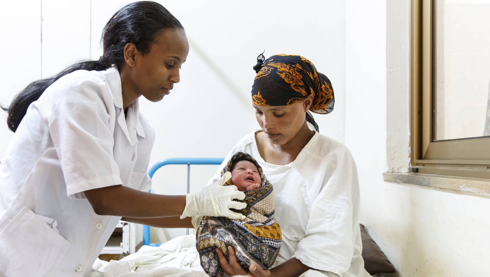 Mutter mit Neugeborenem im St.-Luke-Spital in Äthiopien.