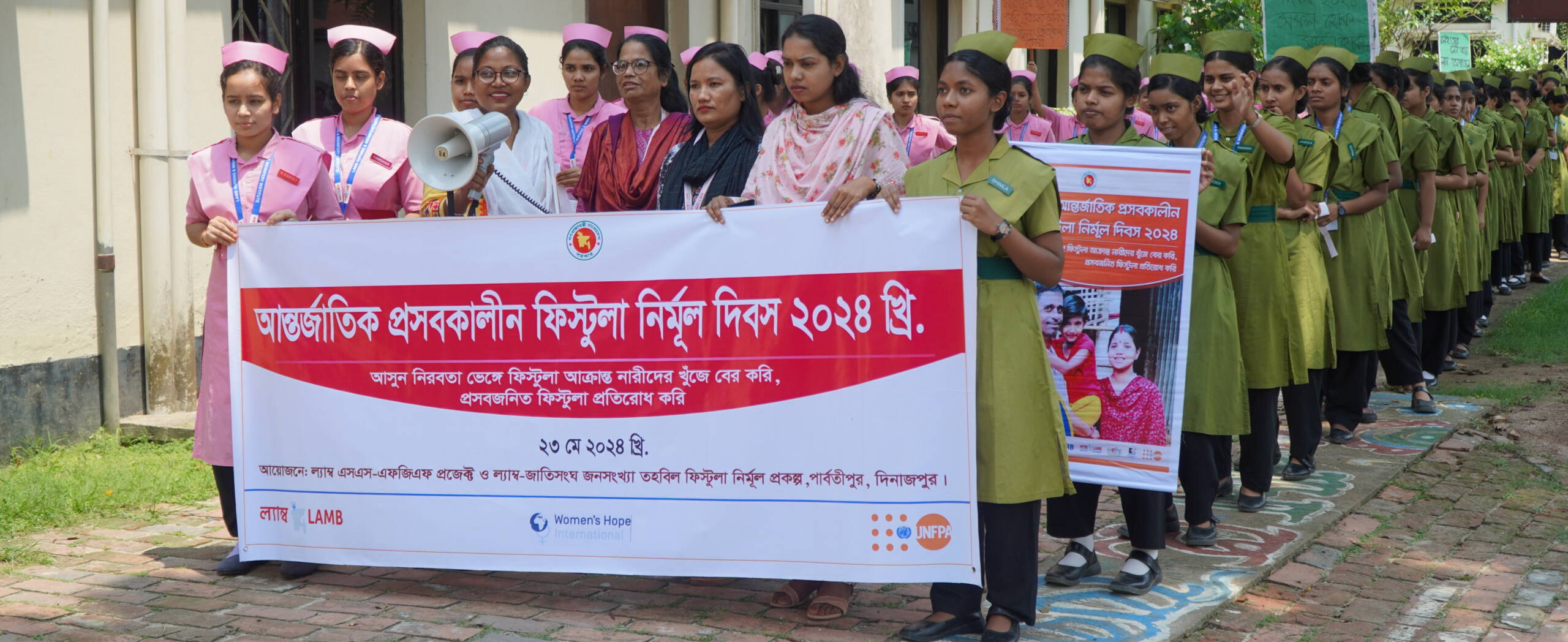 Frauen in Berufskleidung laufen in einer Reihe und halten ein Transparent hoch.