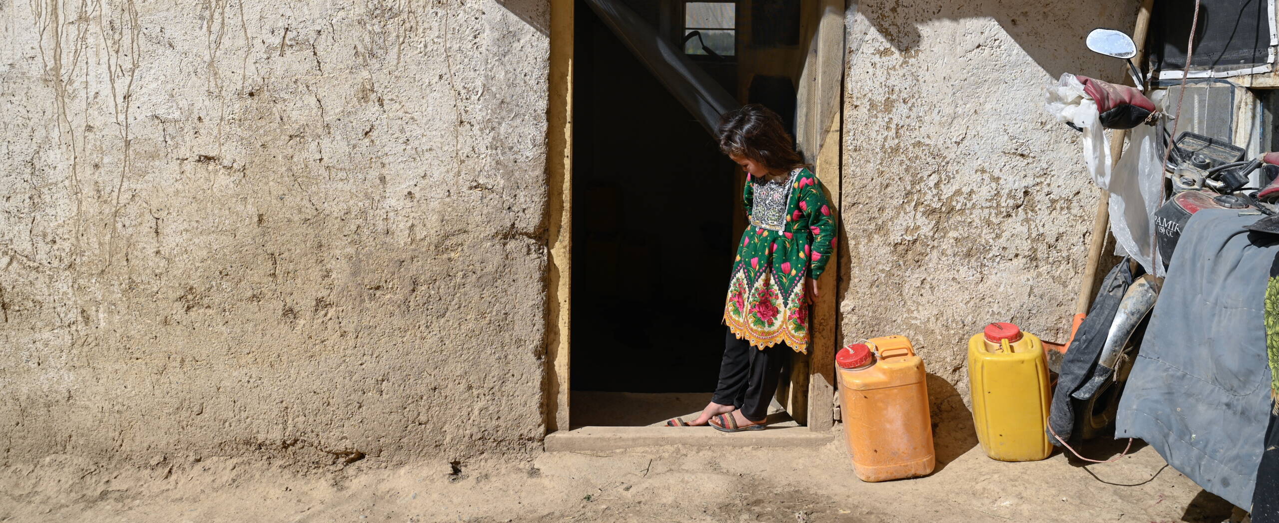Mädchen im Eingang des Hauses ihrer Grossmutter in Afghanistan