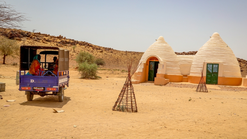 Moto-Ambulanz vor einem von der Gemeinschaft gebauten Geburtshaus im Tschad