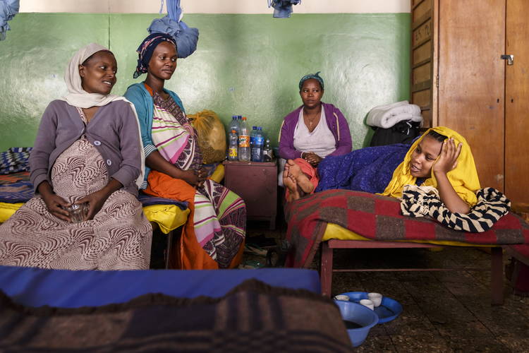 Schwangere Frauen im Geburtswartehaus Attat