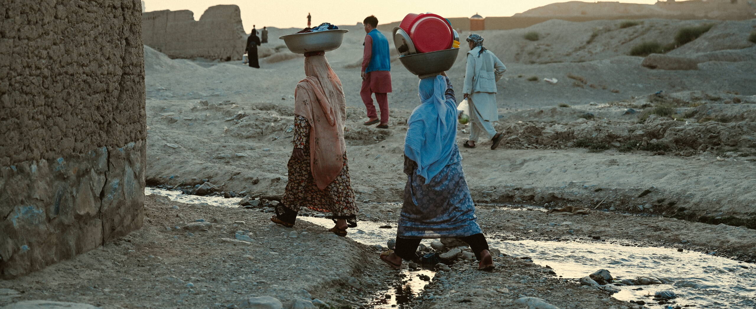 Frauen Afghanistan Frauen in Afghanistan tragen Kessel auf einem Kopf.
