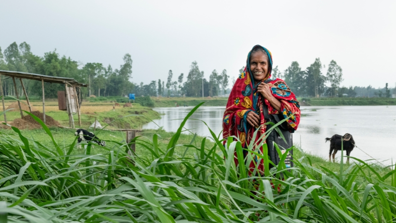 Fisteladvokatin Nofisa Khatun in einem Feld in Bangladesch