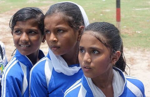 Mädchen beim Fussball in Bangladesch