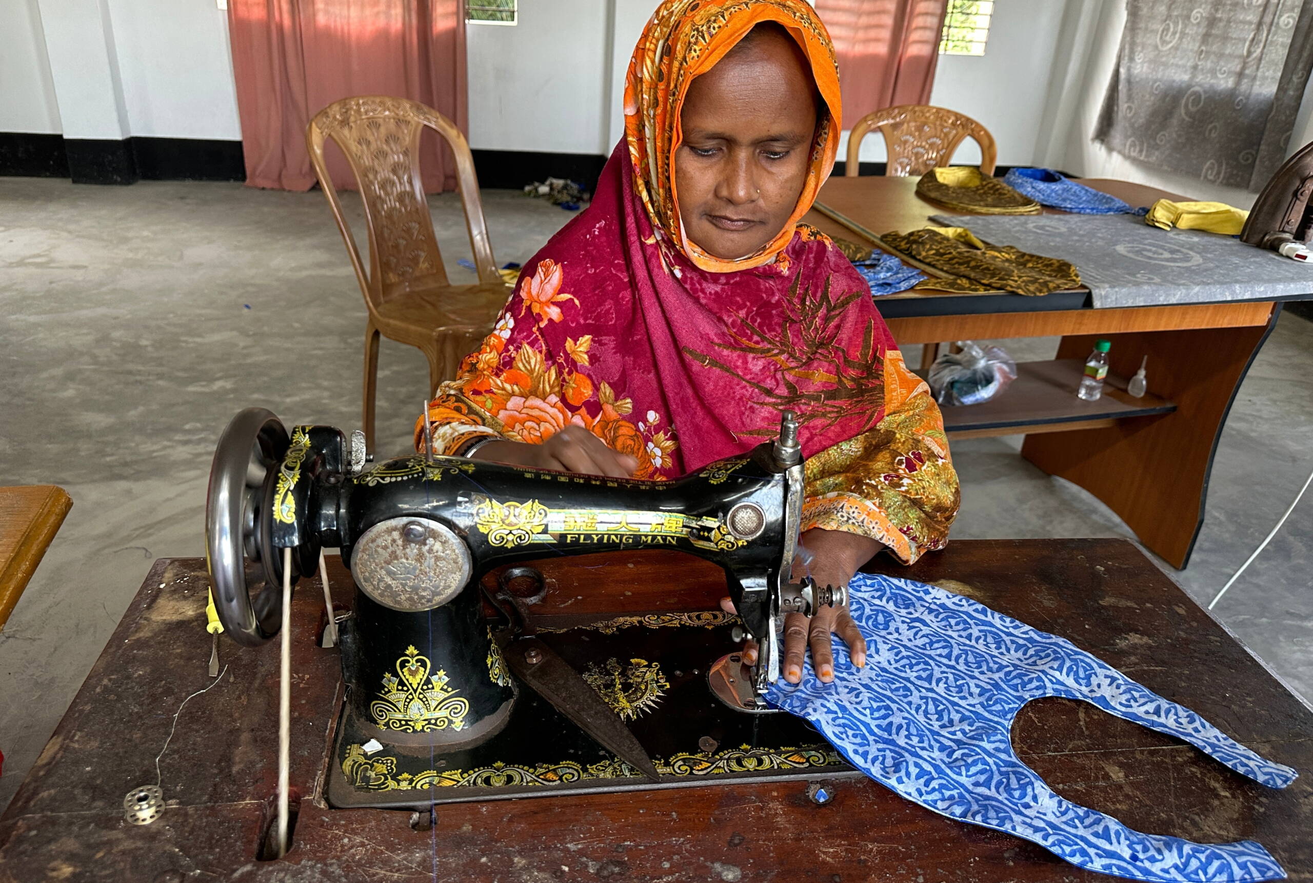 Frau näht ein Lätzli.