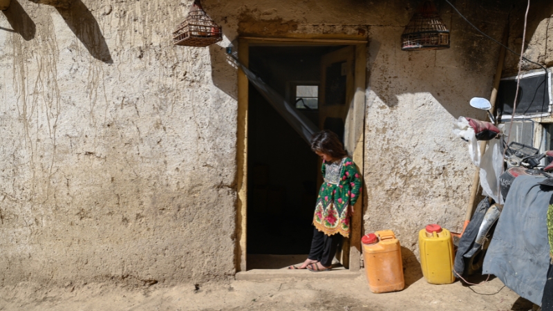 Kind steht im Eingang des Hauses ihrer Grossmutter, Afghanistan