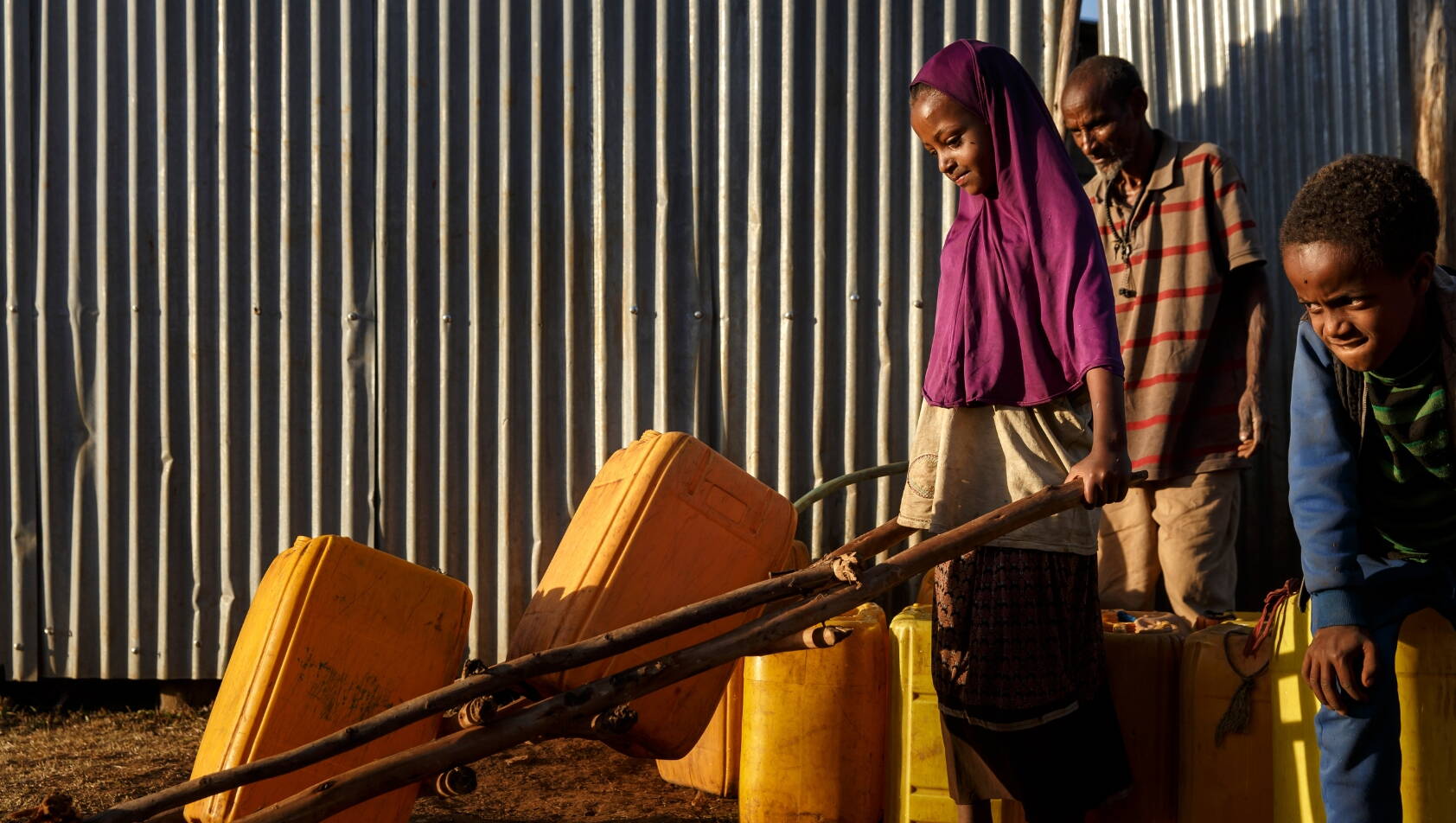 Mädchen arbeitet auf dem Feld in Äthiopien