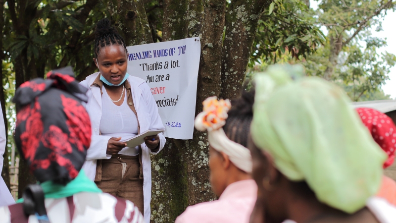 Eine Frau spricht vor anderen Frauen.