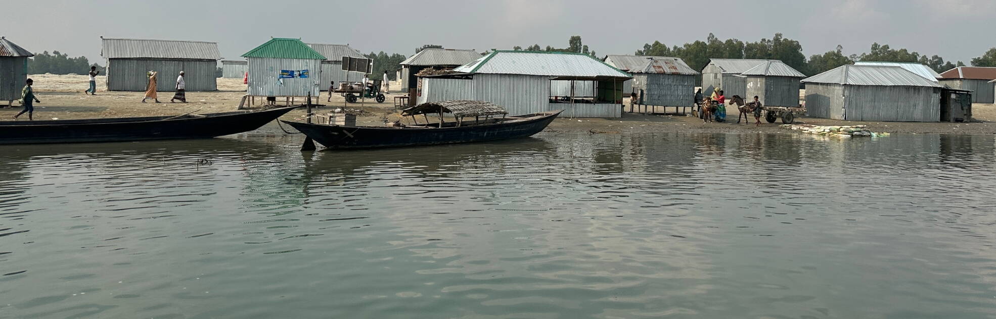 Schwemmlandinseln bei Überschwemmungen in Bangladesch.