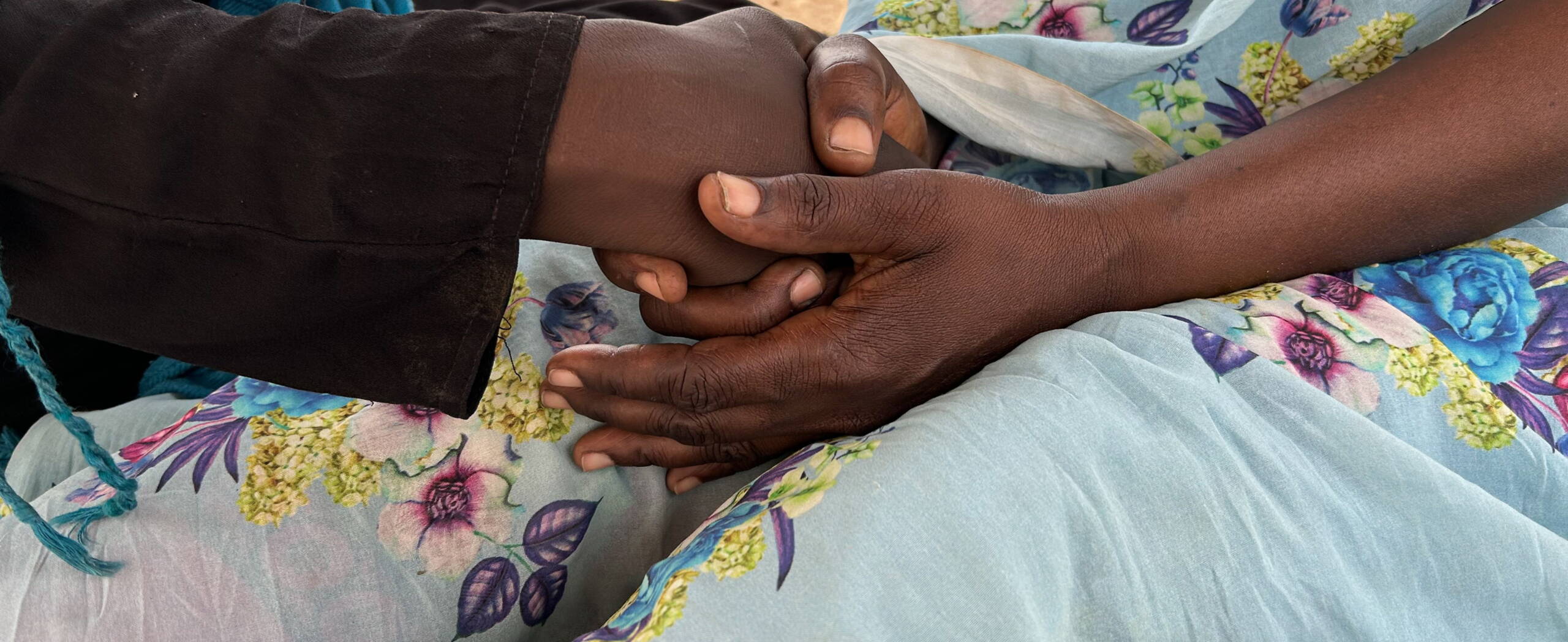 Ineinander gelegte Hände Ineinander gelegt Hände von zwei Frauen