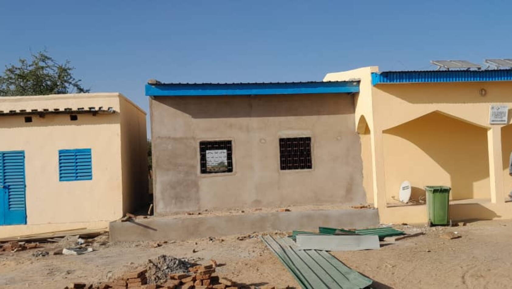 Bestehende Gebäude mit sichtbar neu angebautem Gebäudeteil.