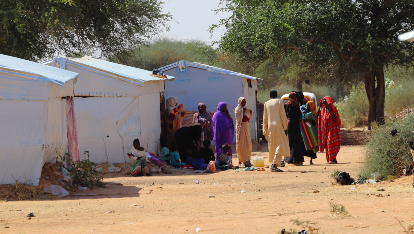 Menschen vor Zelten.