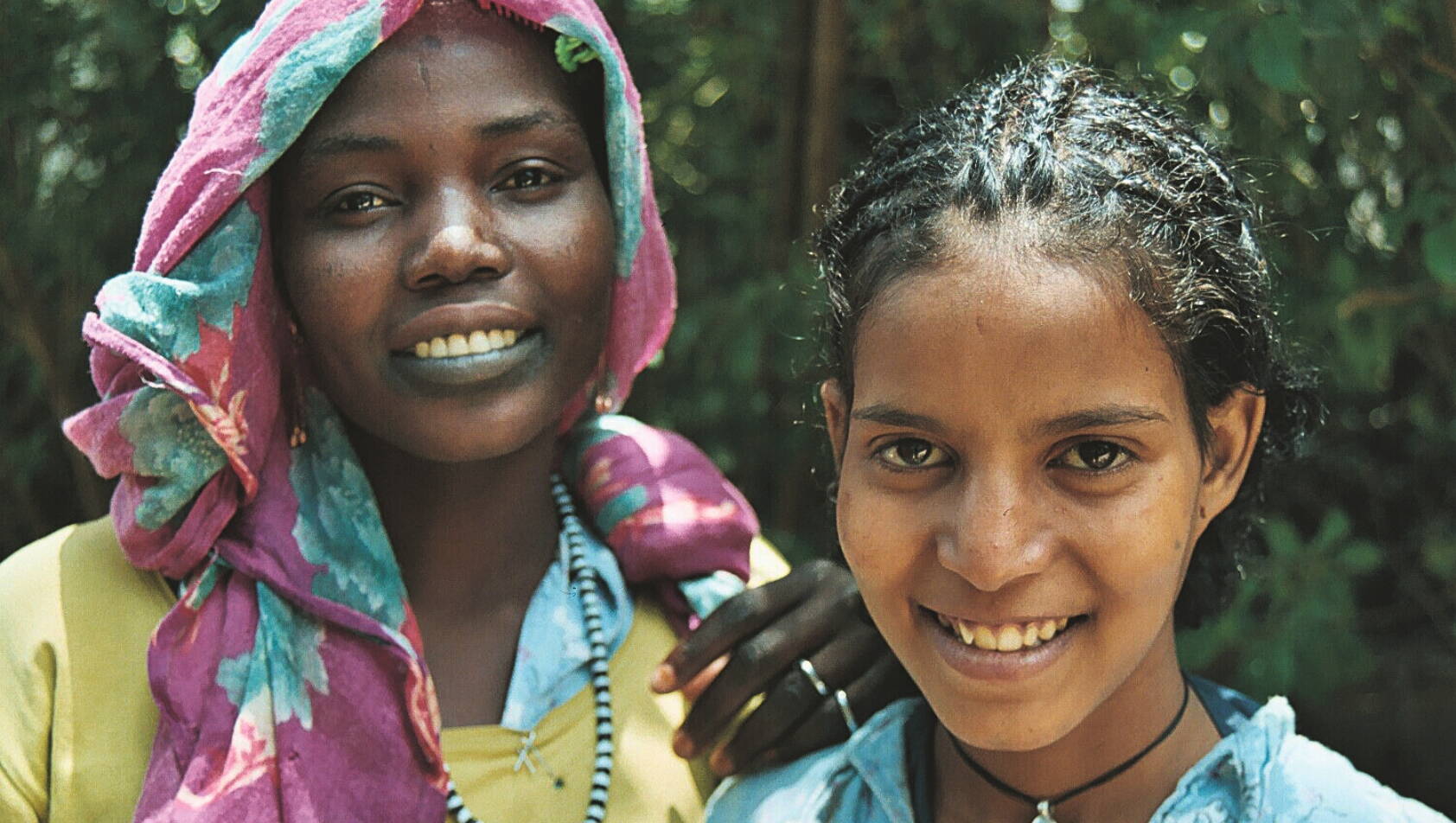 Frauen Gründungszeit Zwei Frauen lächeln in die Kamera.