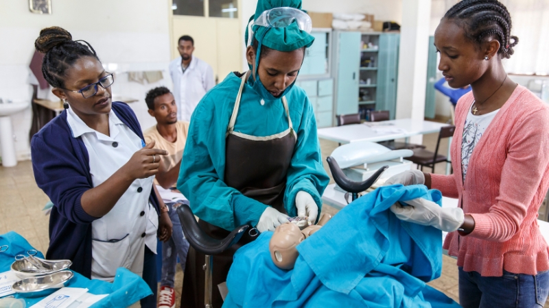 St. Luke Eine Hebammenstudentin übt an einer Puppe.