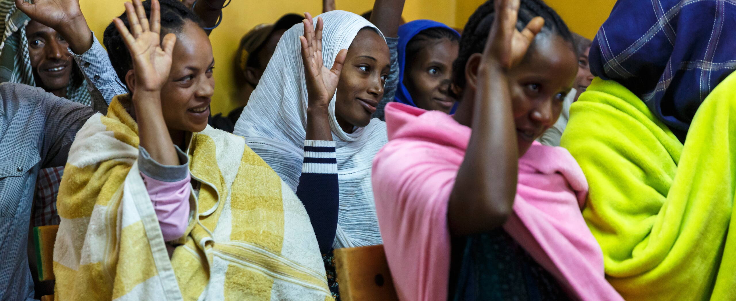 Frauen Wartehaus Attat Frauen erheben Hände in Diskussion.