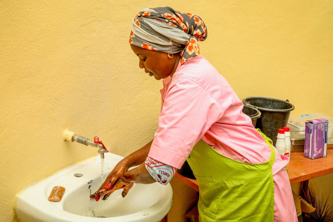 Hebamme Zara Daoud wäscht die Hände vor einer Schwangerschaftsuntersuchung.