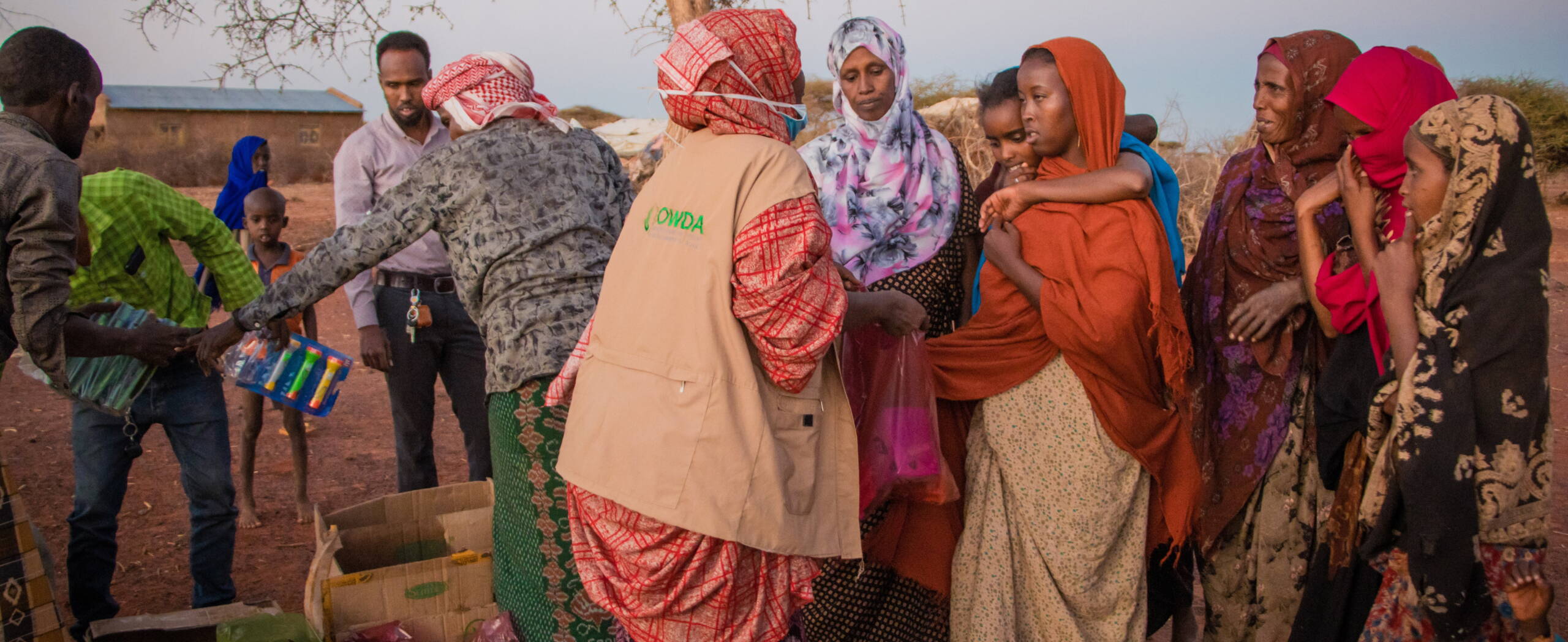 Frauen bei der Verteilung von Nothilfe-Kits in Äthiopien