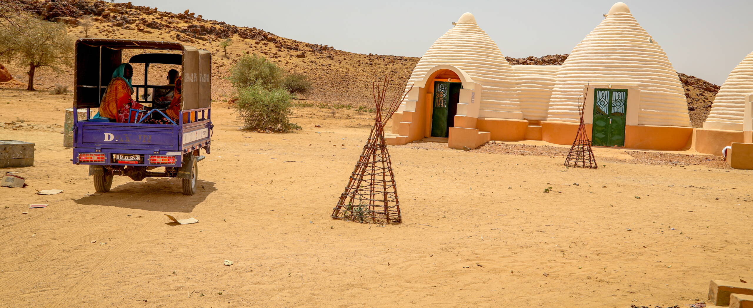 Moto-Ambulanz vor einem von der Gemeinschaft gebauten Geburtshaus im Tschad
