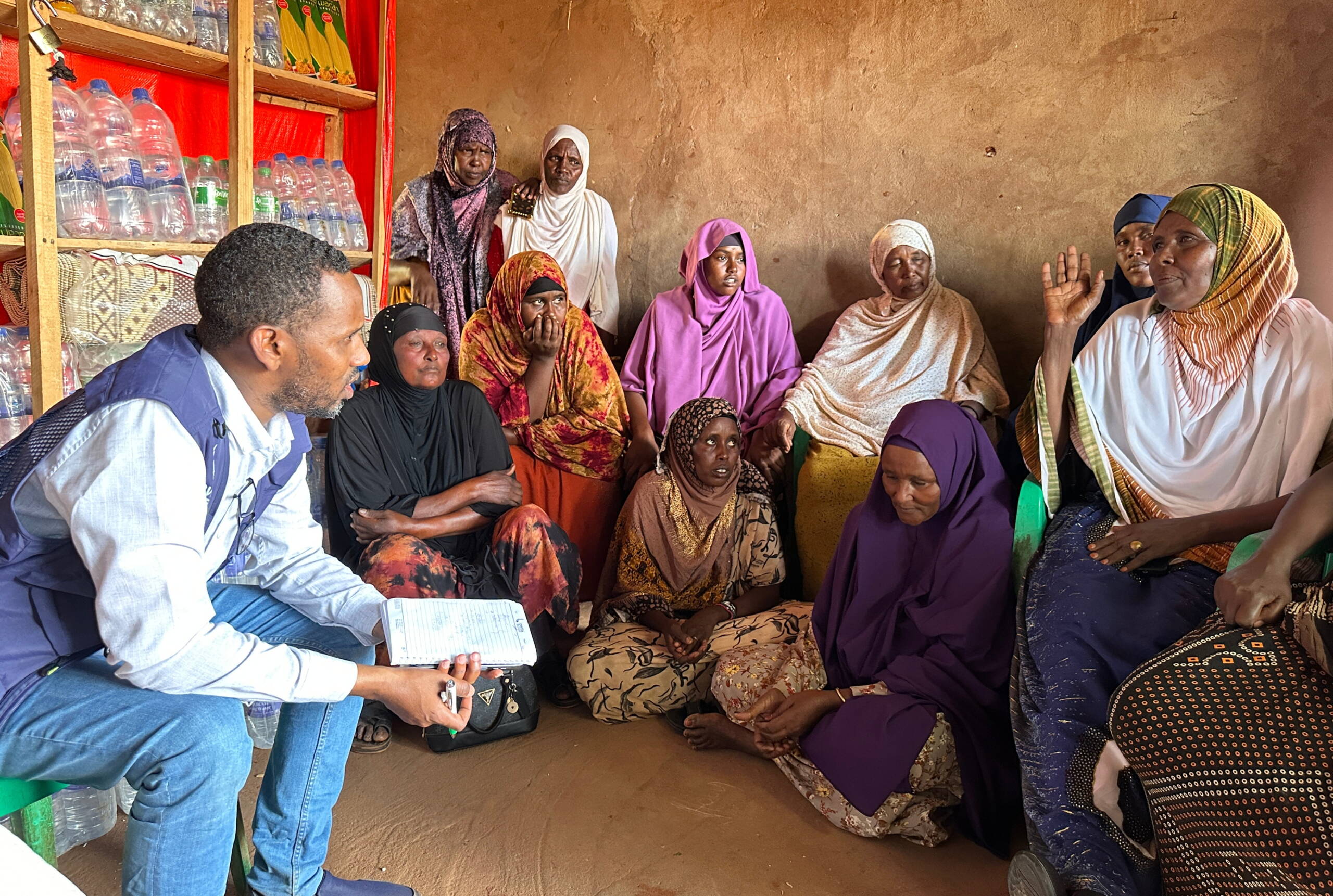 Diskussion FGC Ein Mann sitzt Frauen gegenüber, sie unterhalten sich angeregt.