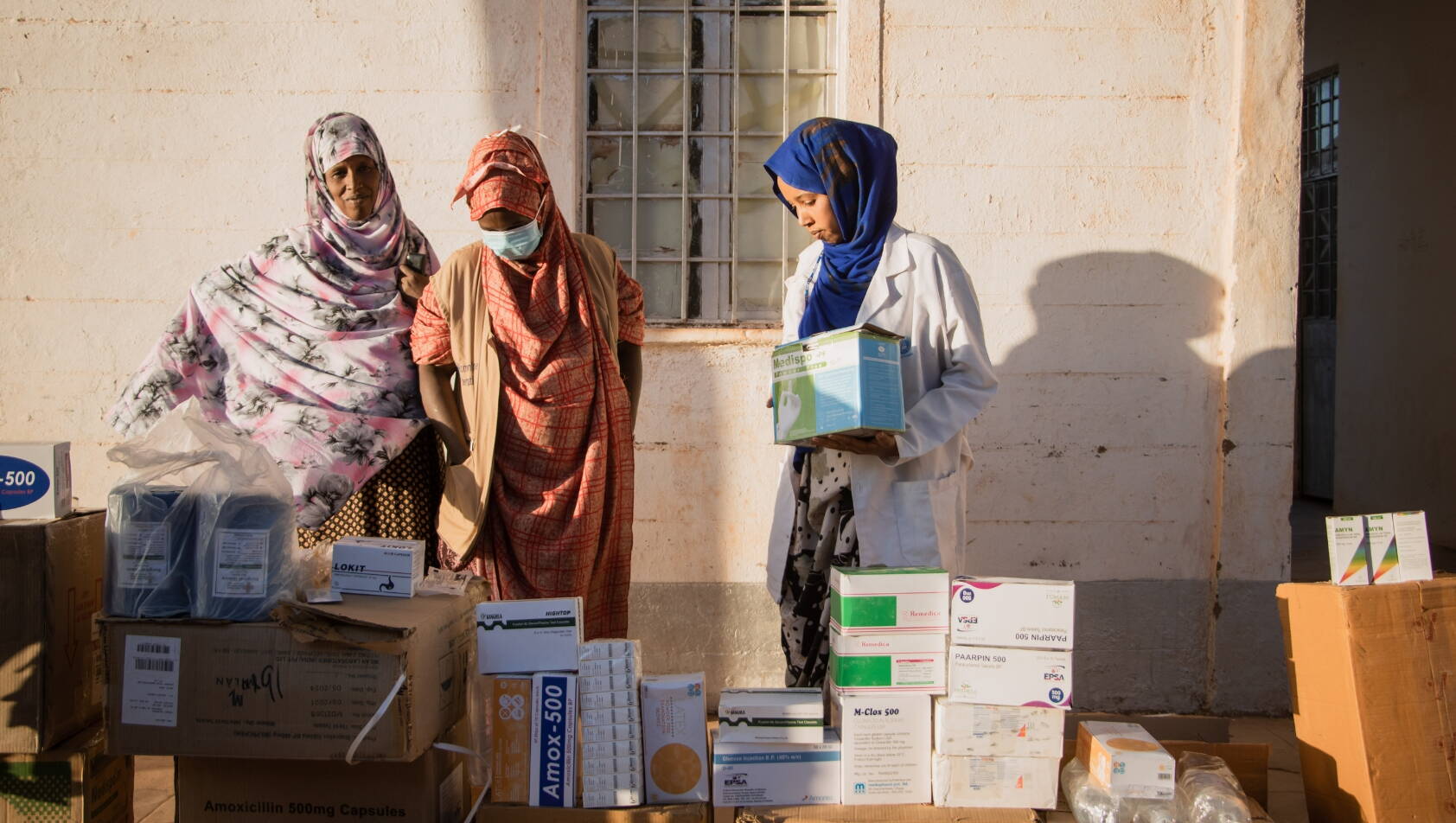 Frauen vor Medikamenten für die Nothilfe in Äthiopien