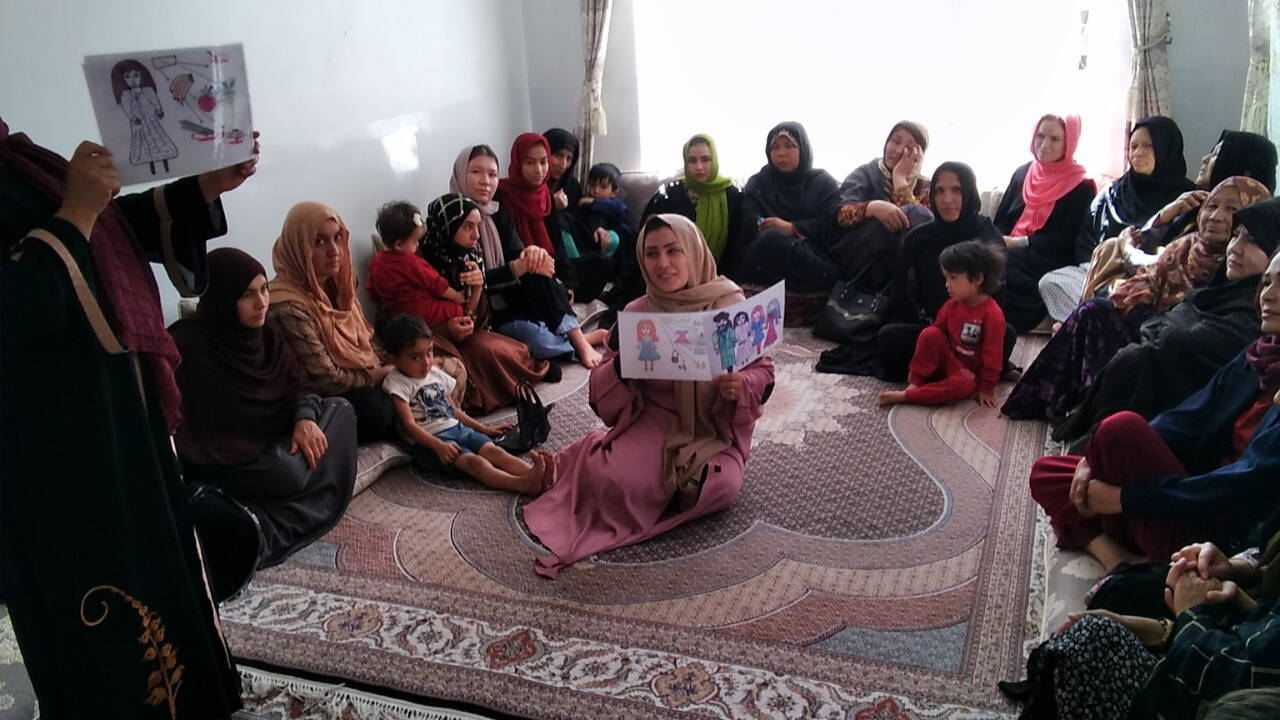 Selbsthilfegruppe Frauen diskutieren im Kreis.