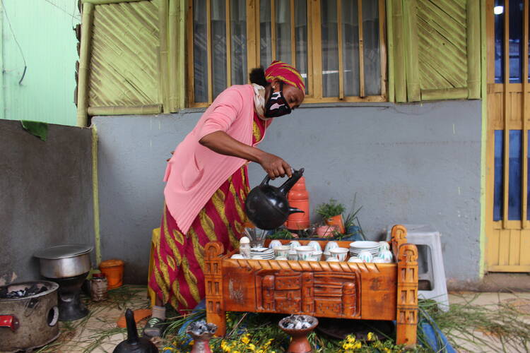 Frau beim Tee im Rehabilitationszentrum Desta Mender