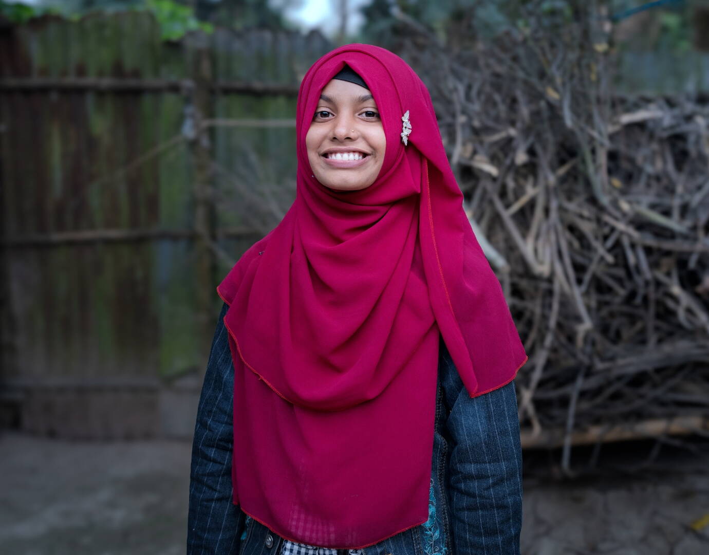 Ein Mädchen lacht stolz in die Kamera.