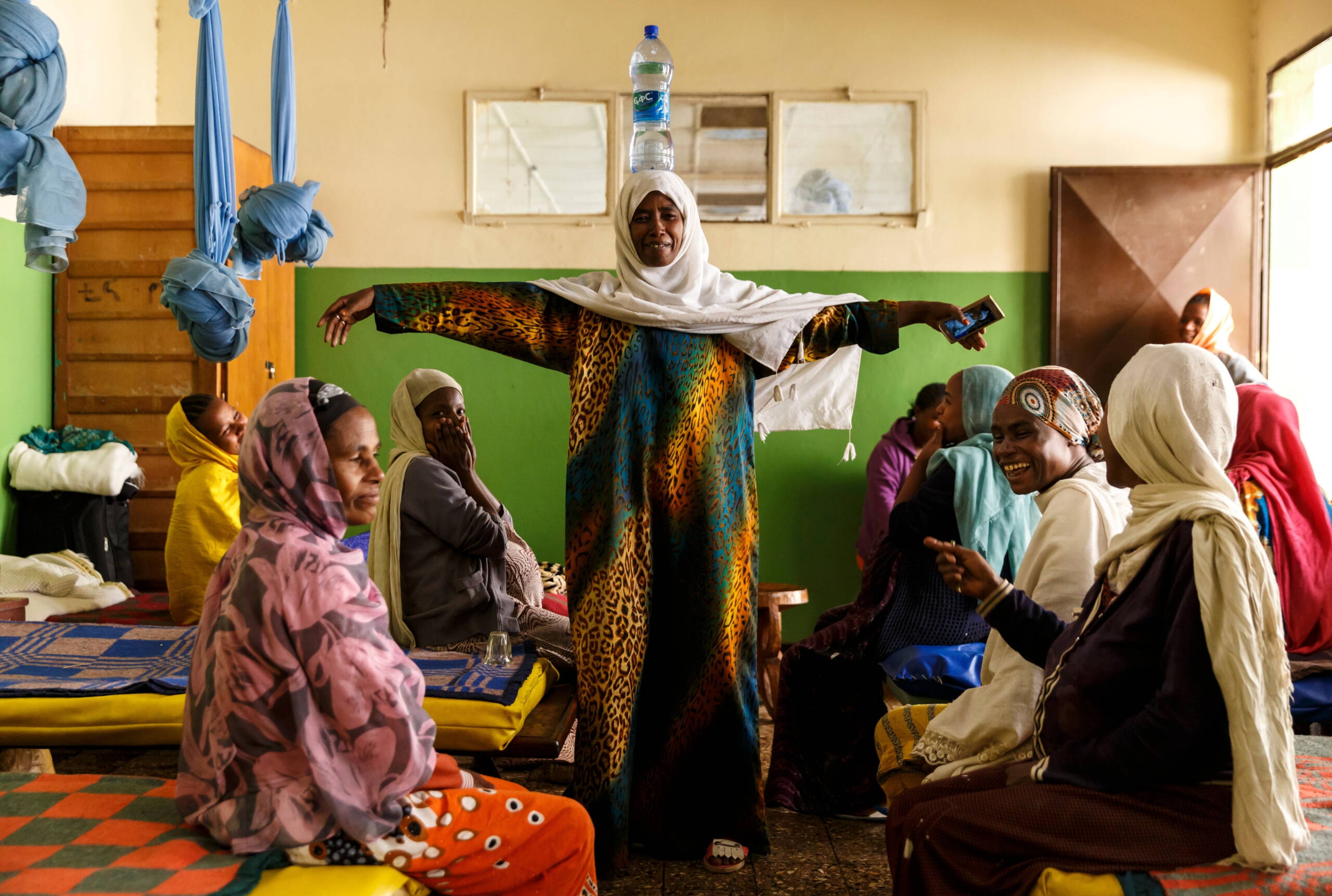 Wartehaus Mehrere Frauen stehen oder sitzen und lachen.