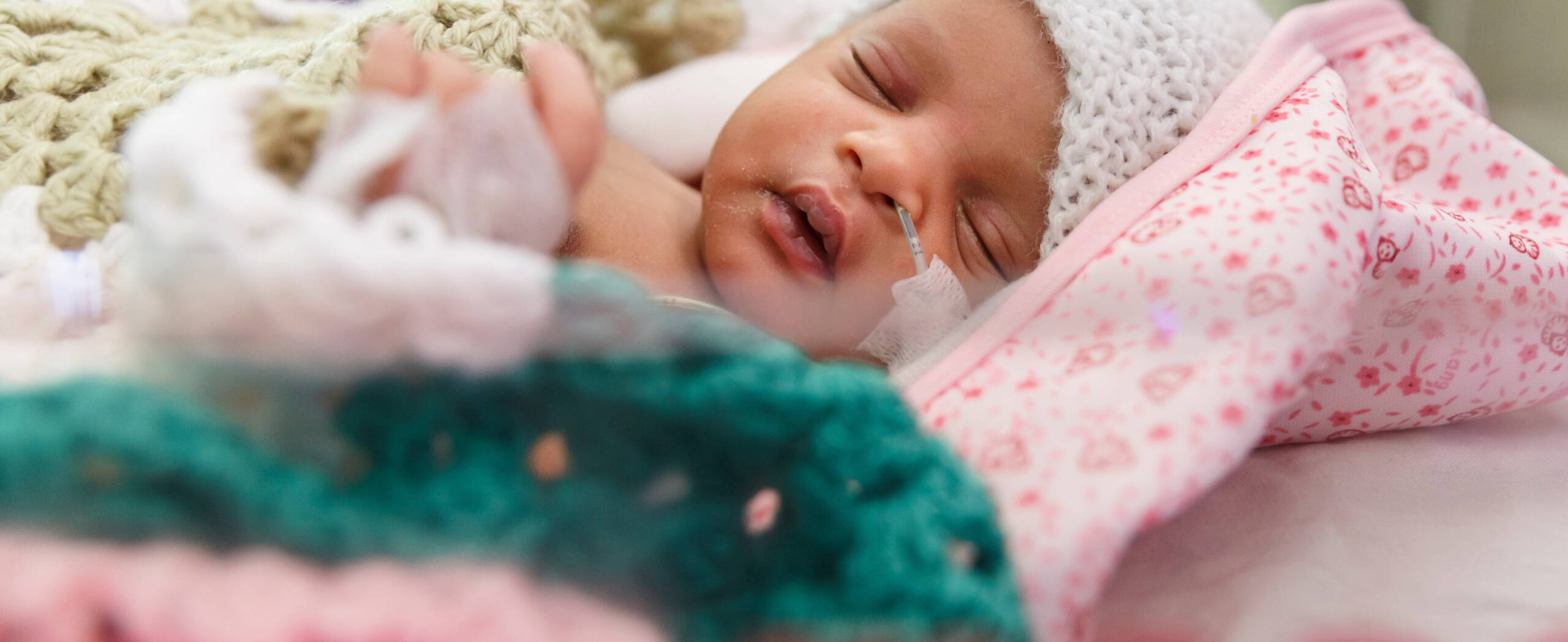 Neugeborenes Nahaufnahme eines Neugeborenen.