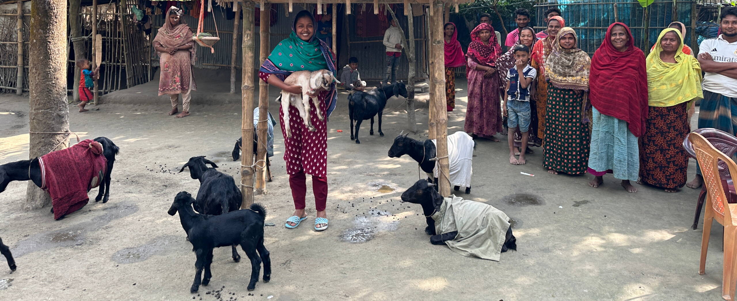 Mädchen und ihre Familie mit Ziegen ihrer Ziegenzucht zur Einkommensgenerierung, Bangladesch