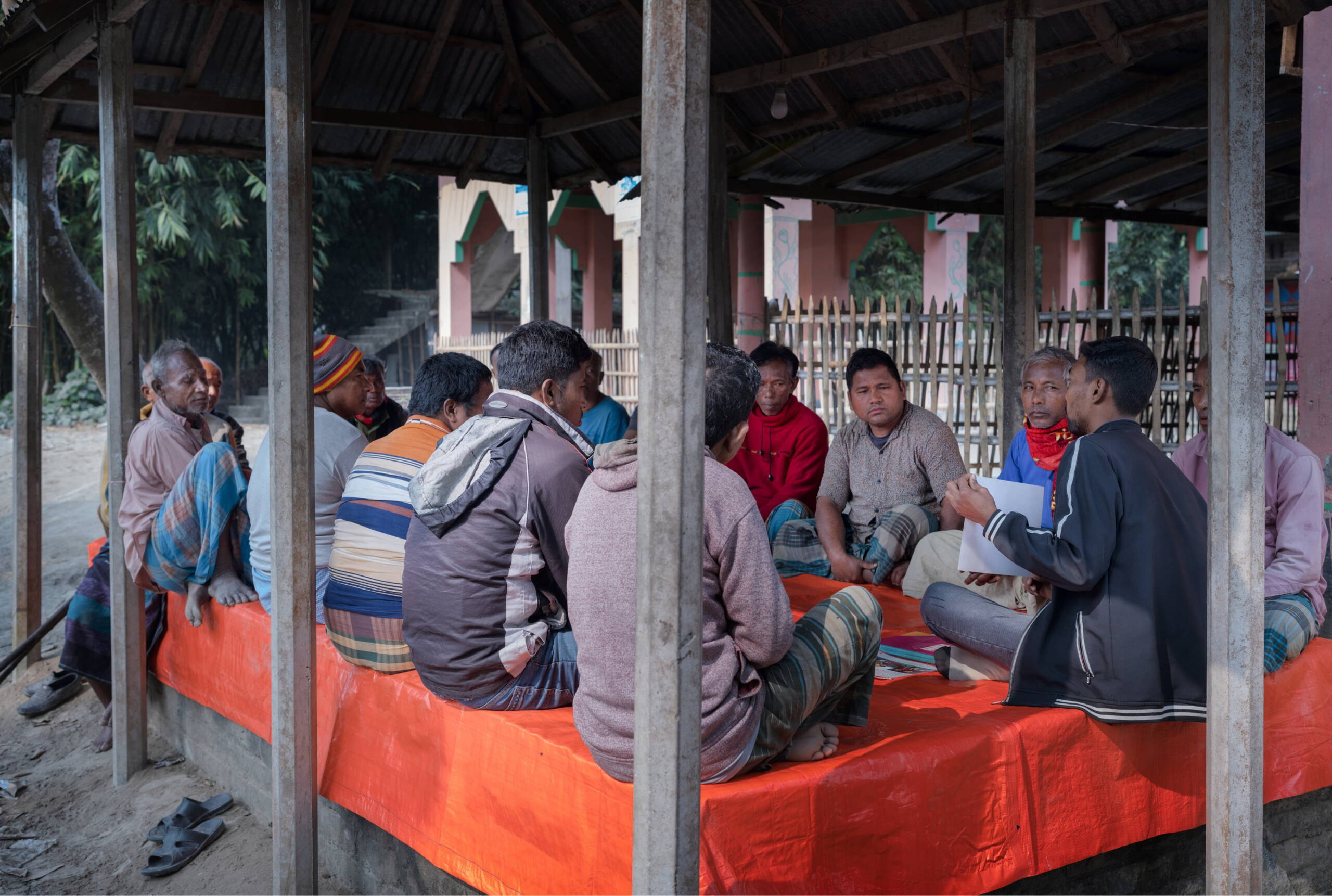 Sensibilisierung Väter Männer diskutieren im Kreis.