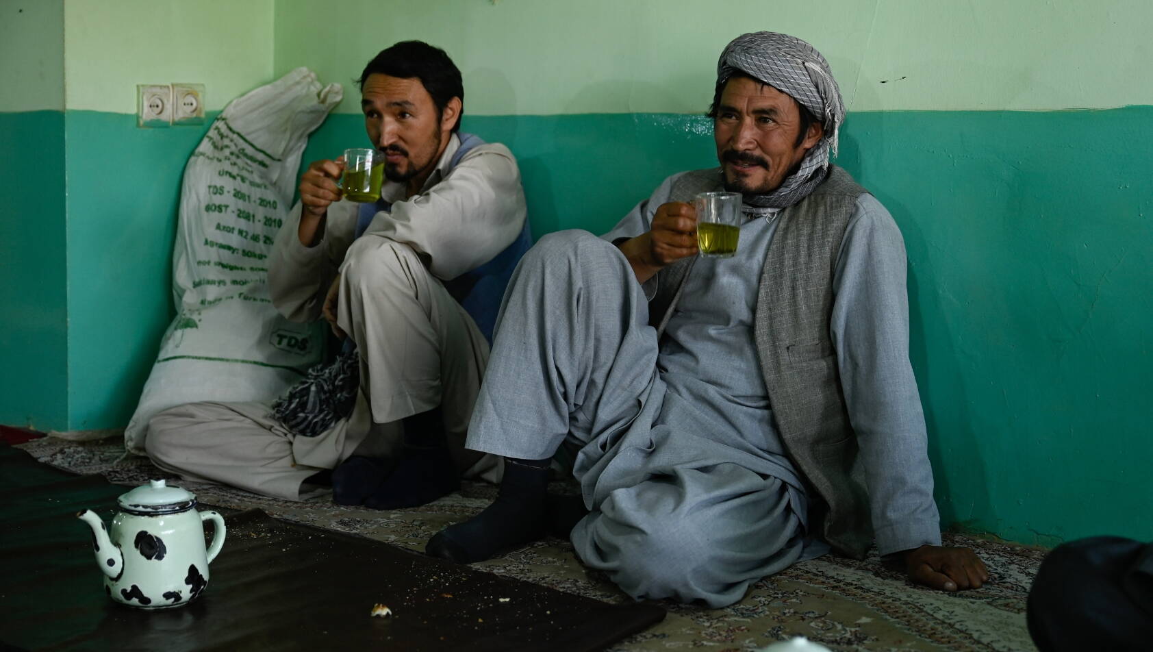 Männer trinken Tee in einem Restaurant in Afghanistan