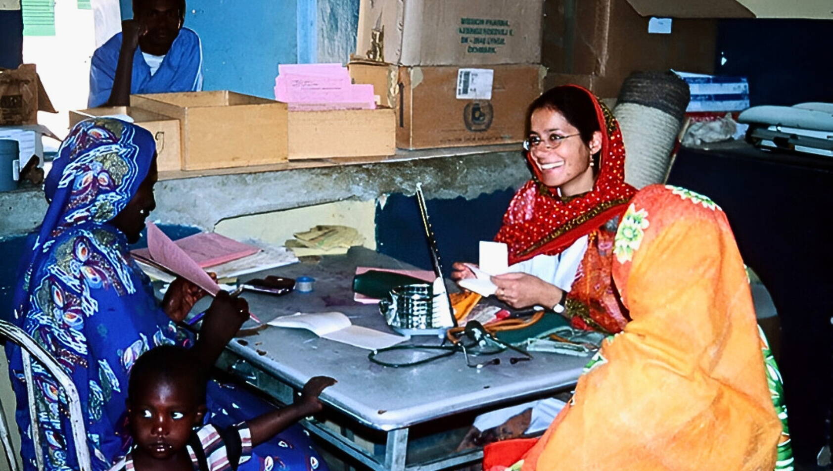 Claudia Leimgruber Eine weisse Frau empfängt eine Mutter im Behandlungszimmer.