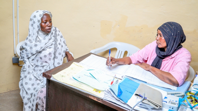 Hebamme im Gespräch mit einer Patientin, Tschad