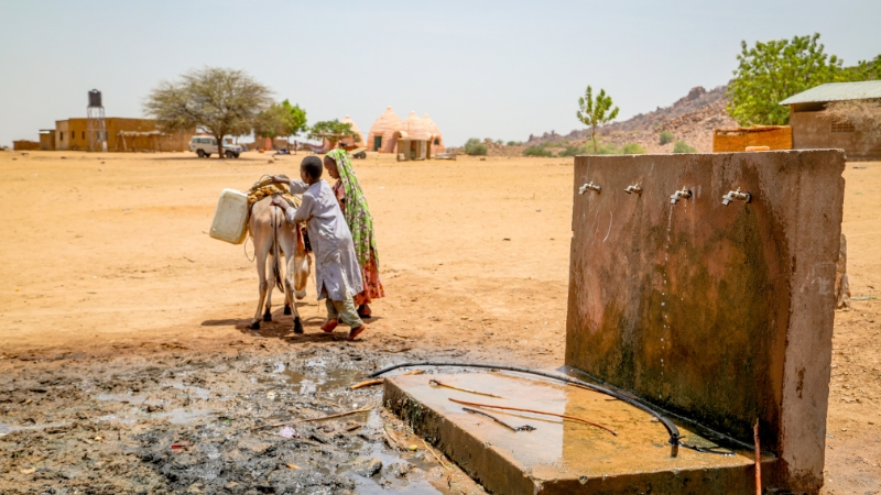 Kinder transportieren Wasser von einer Wassterstelle, Tschad