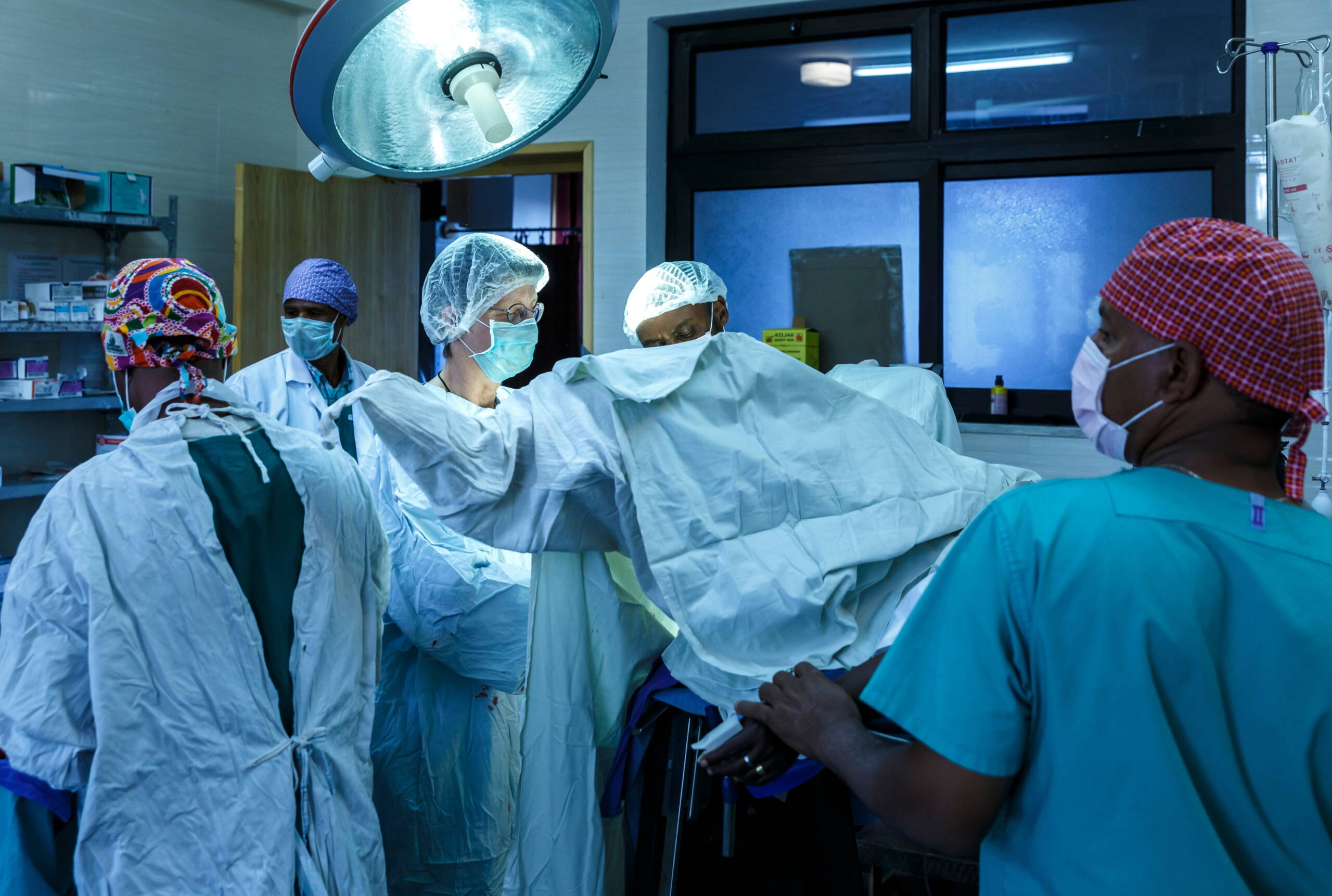 Fachleute während einer Operation.