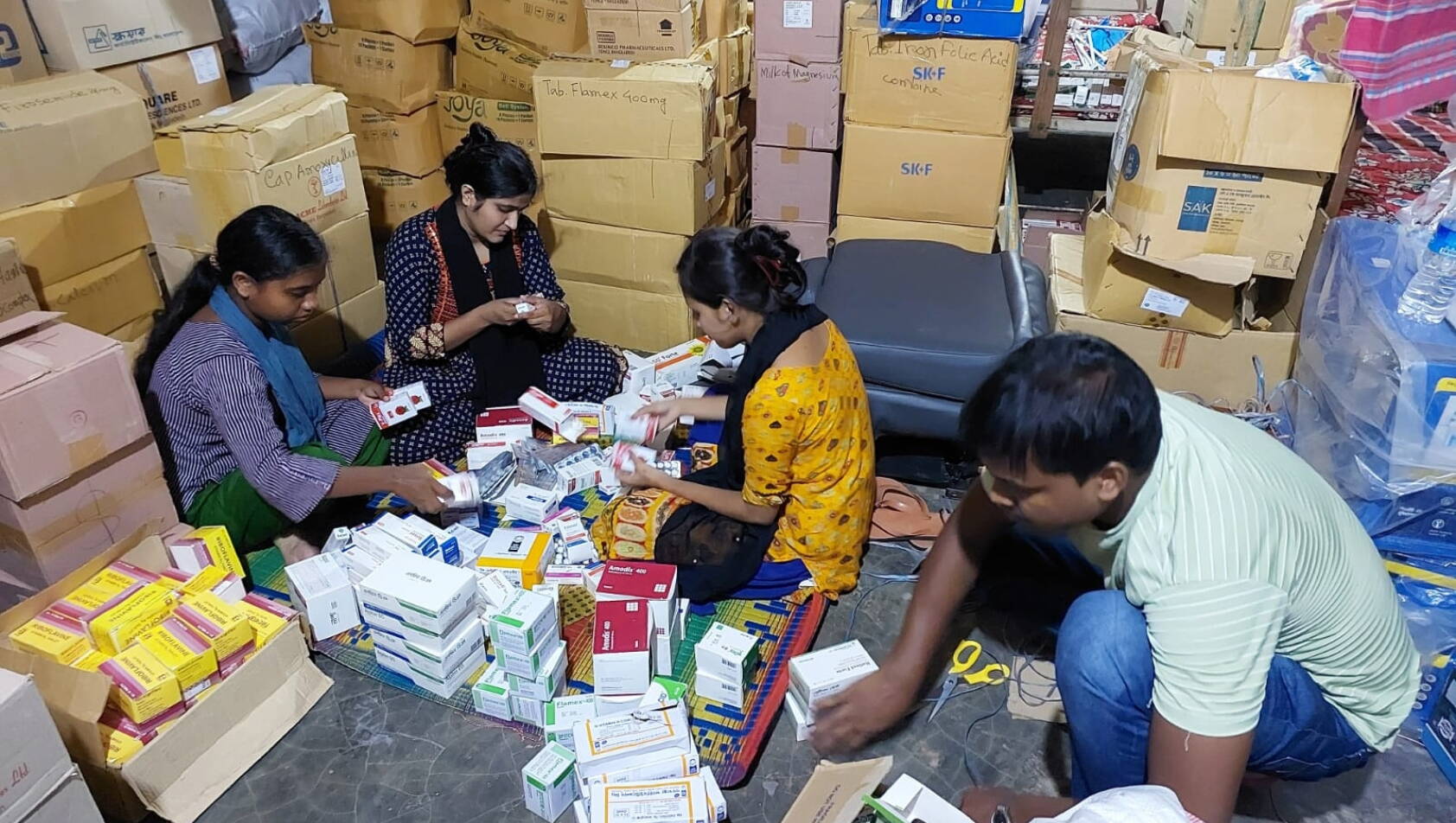 Sortieren von Medikamenten Mitarbeitende der Partnerorganisation sortieren Medikamente.