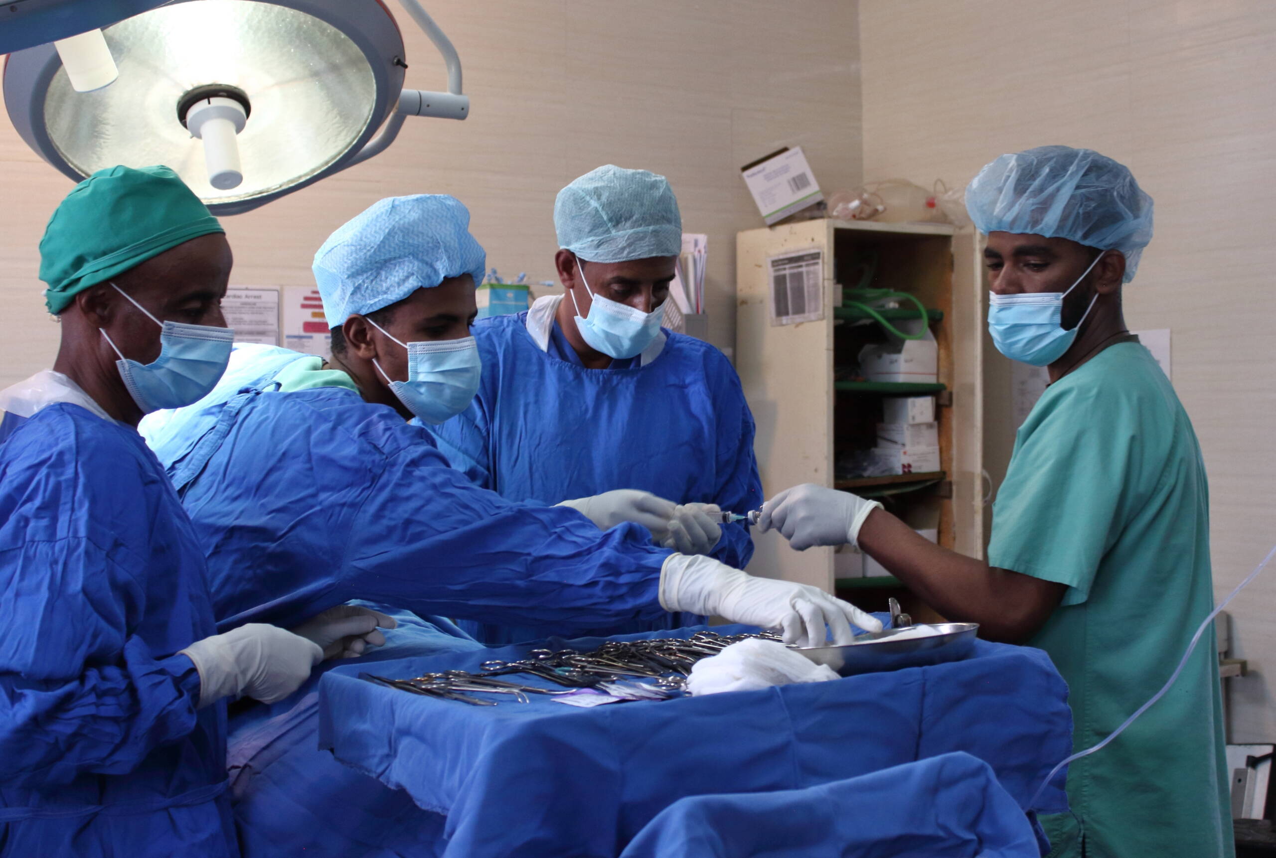 Fachleute während einer Operation.