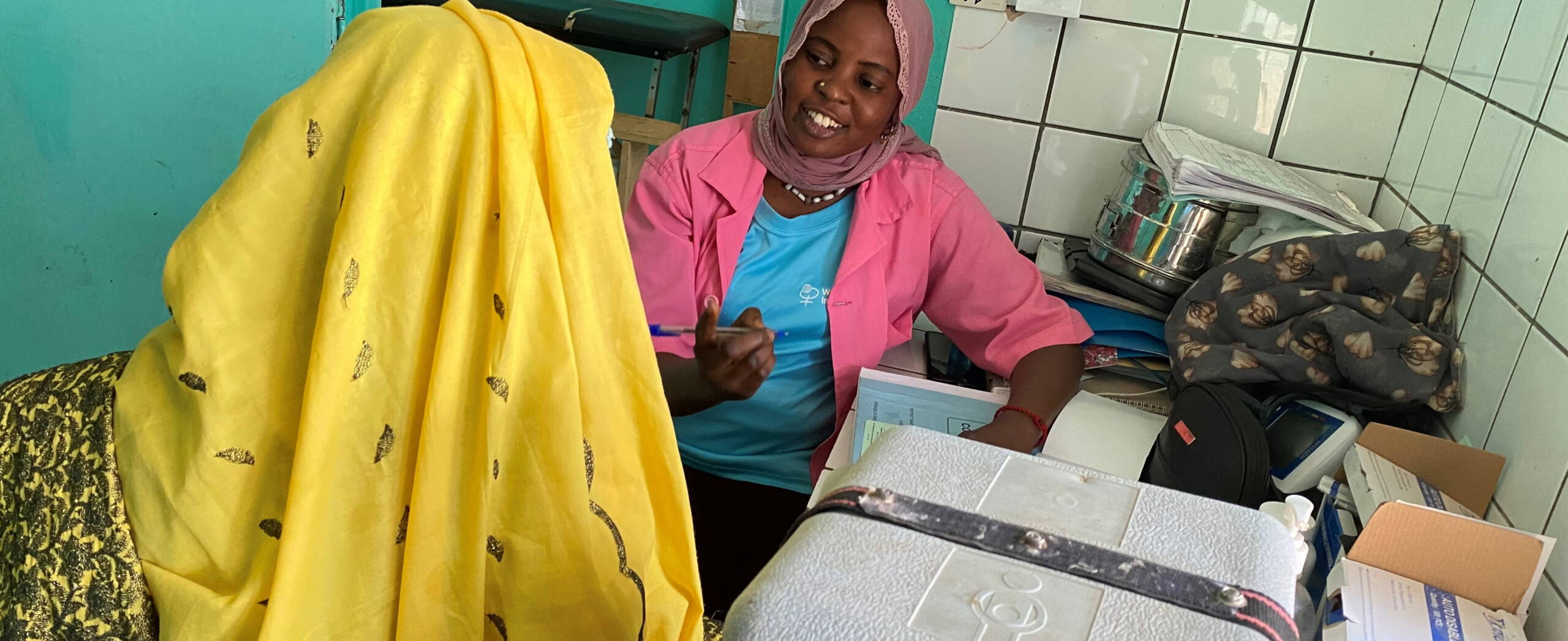 Hebamme Rimélé Eine Hebamme empfängt eine schwangere Frau.