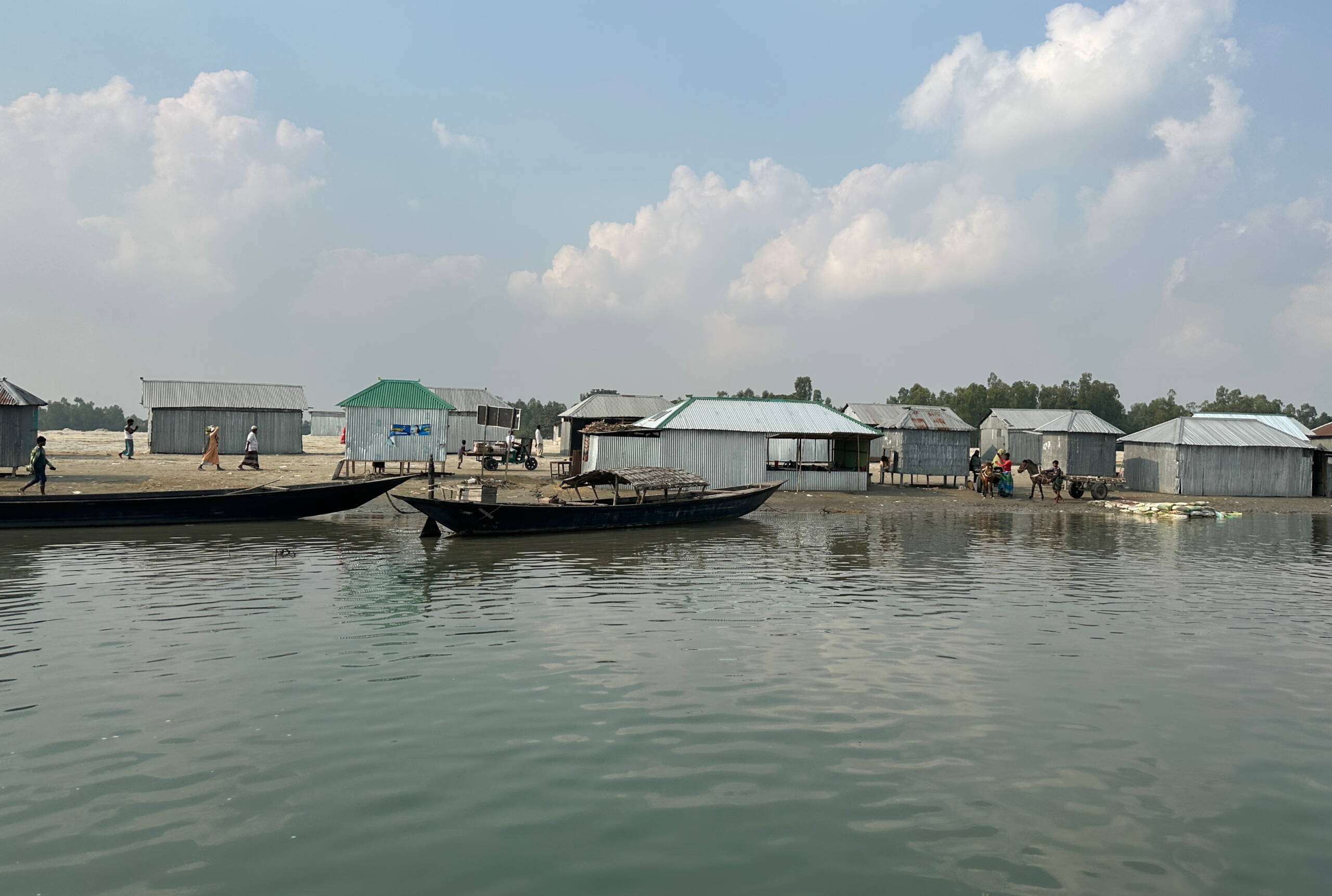 Blechhütten auf einer Insel.