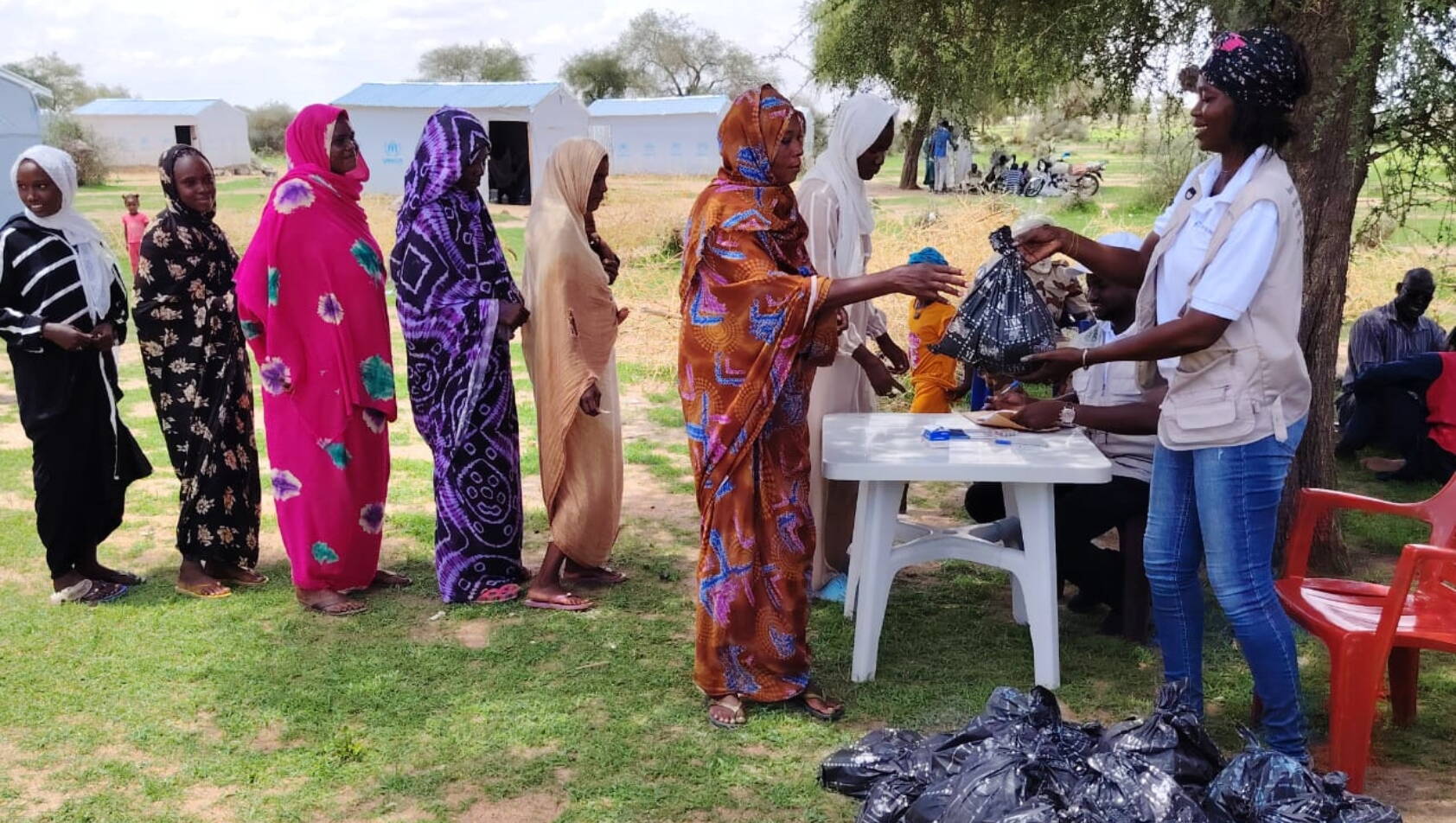 Verteilung Hygiene-Kits Frauen erhalten Hygiene-Kits im Flüchltingslager im Tschad.