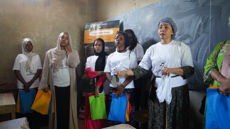 Frauen verteilen Binden in einer Schule, Tschad