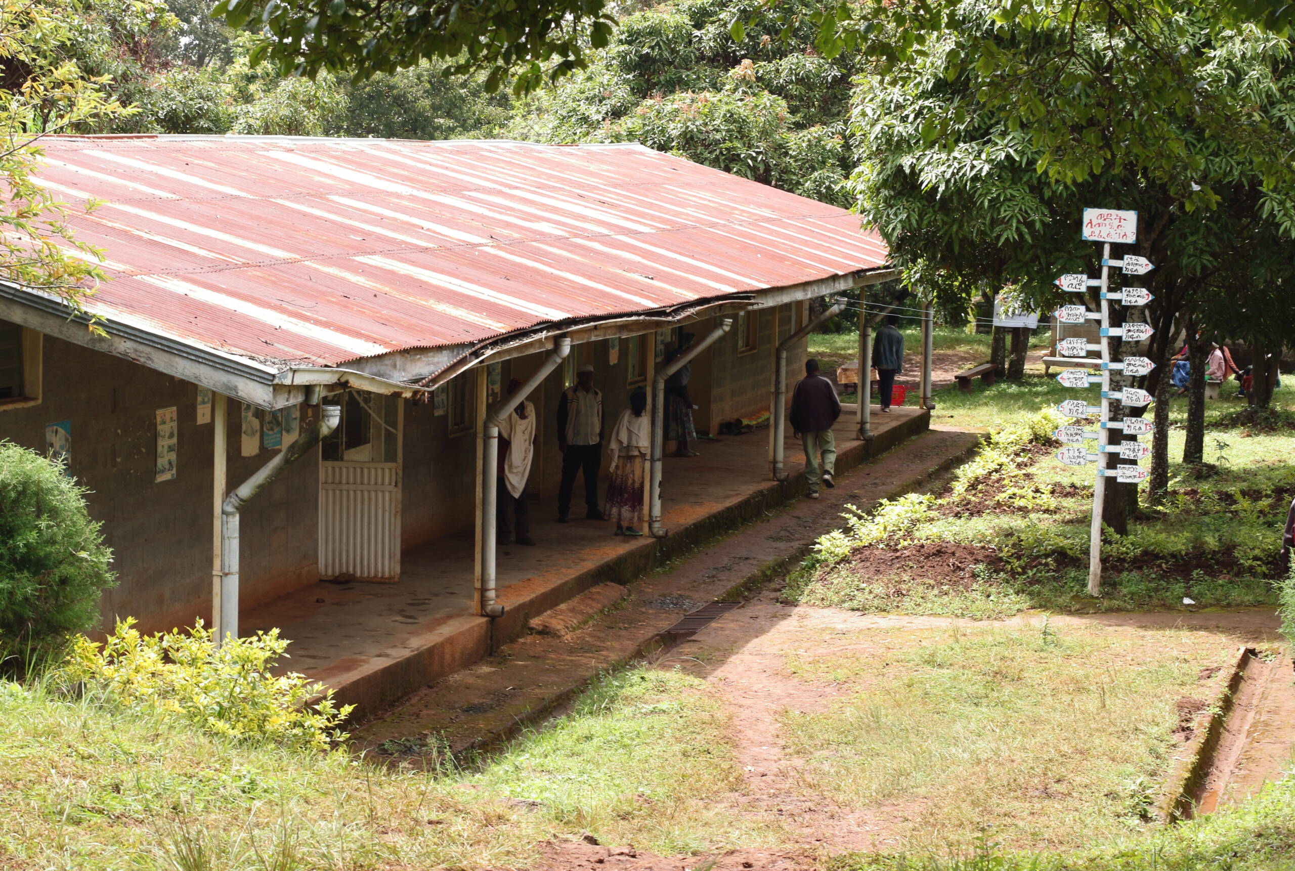 Einstöckiges Gebäude mit Wellblech, das marode aussieht.