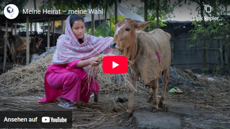 Youtube Video: Mädchen füttert eine Kuh, Bangladesch