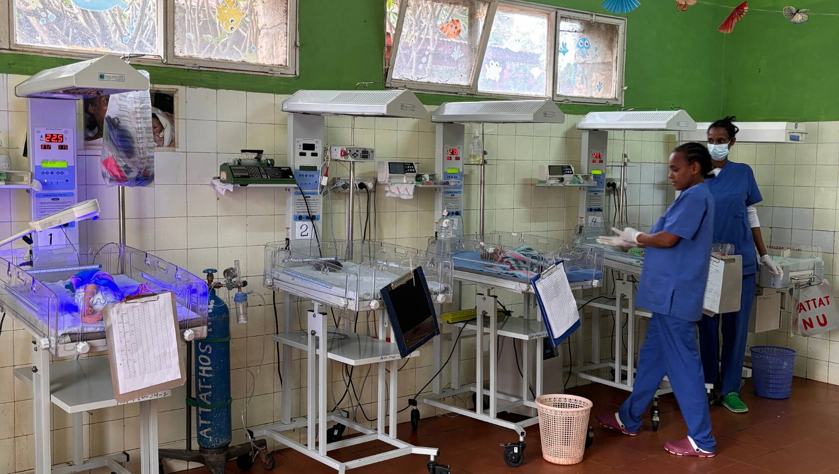 Hebammen arbeiten in einem Raum mit mehreren Wärmebettchen.