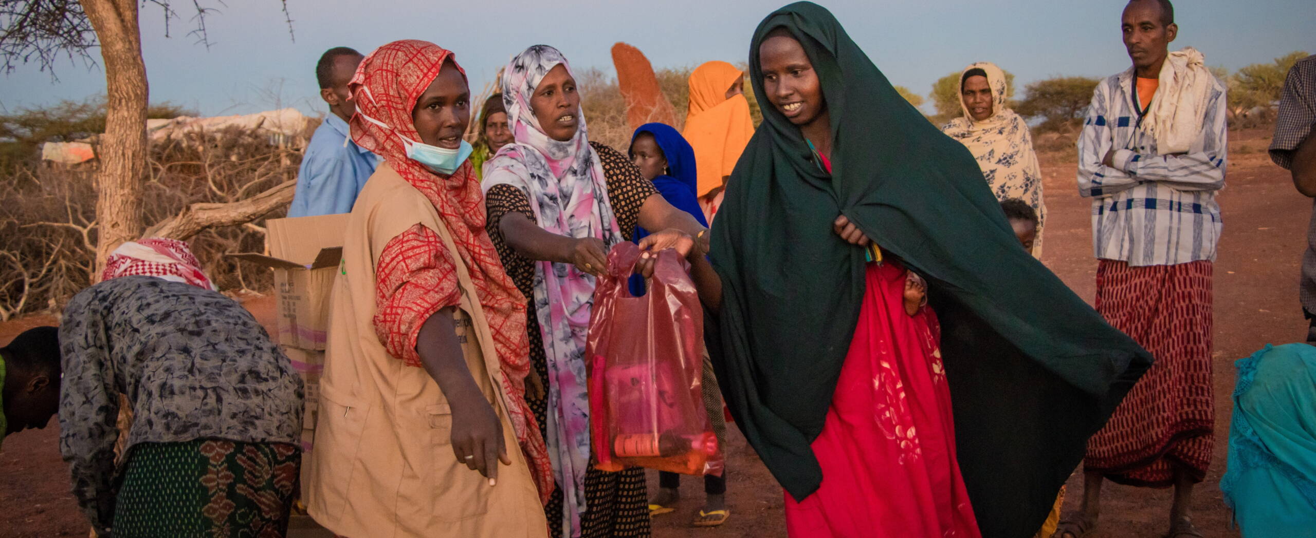 Frauen bei der Verteilung von Nothilfe-Kits in Äthiopien